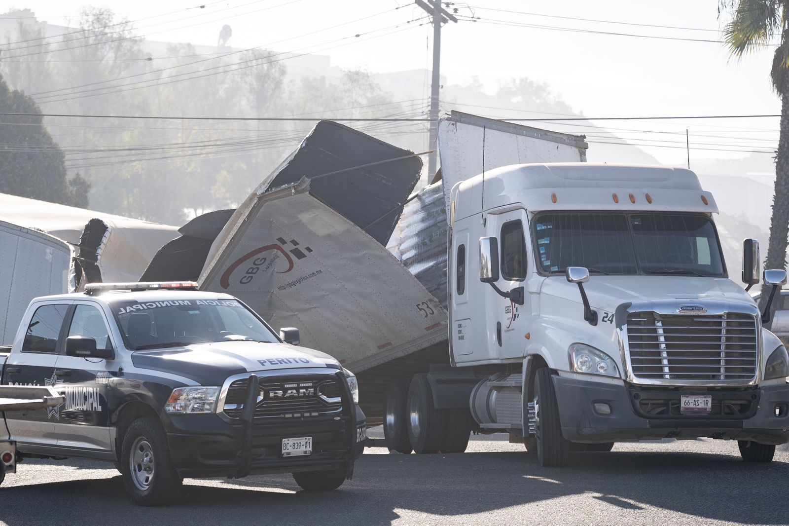 Tráiler sufre falla mecánica y se parte en dos su carga