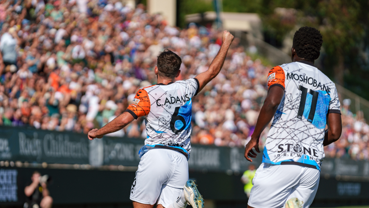 Charlie Adams (6) celebra su quinto gol de la temporada en el cierre del calendario regular en el Torero Stadium. (Foto: Cortesía San Diego Loyal)