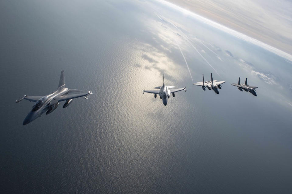 Aviones filipinos sobrevolando el mar al este del país IFOTO: AP