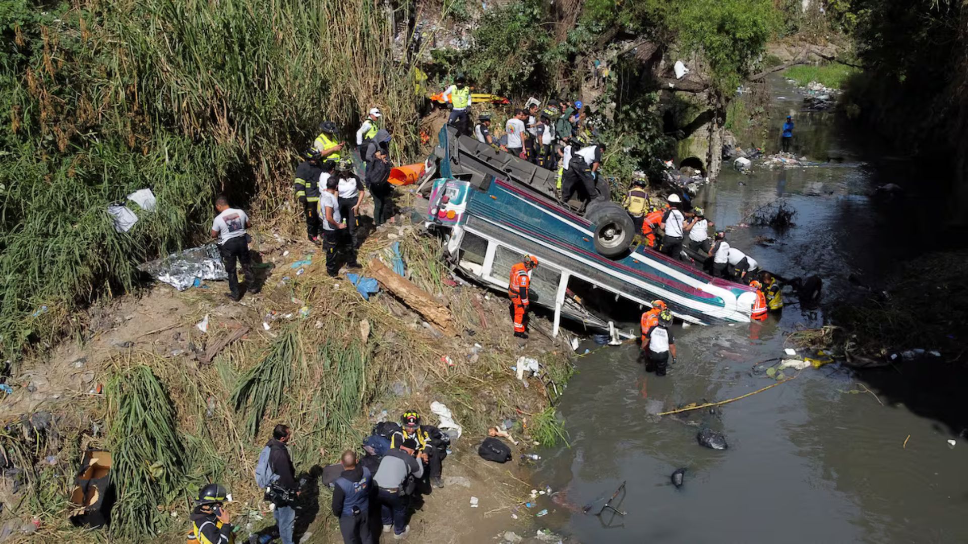 [CONTENIDO SENSIBLE] Registran al menos 54 muertos tras la caída de un autobús desde un puente: Guatemala