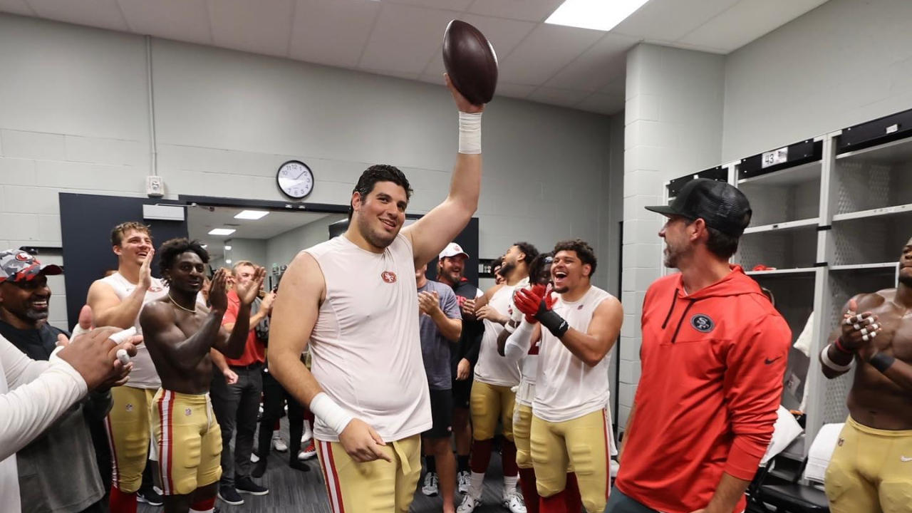 Alfredo Gutiérrez recibió el "balón del partido" tras su debut con la ofensiva de los 49ers. (Foto: Facebook: AlfredoGutierrezMX)