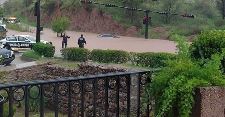 Fuertes lluvias sepultan vehículo en Nogales, Sonora