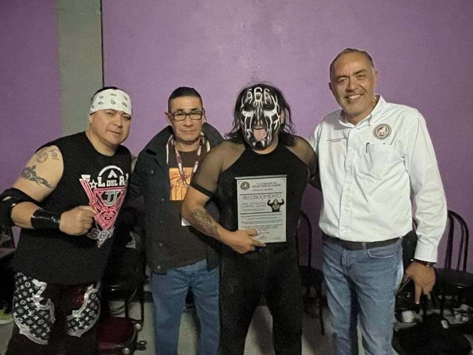 H. Comisión de lucha libre de Tijuana entrega reconocimiento a Damián 666