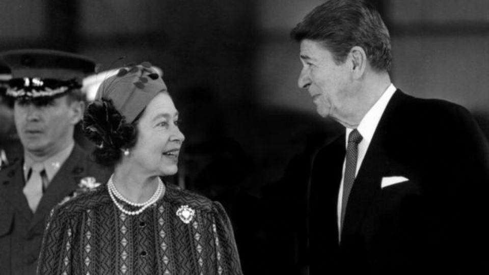 Publica el FBI archivos que revelan planes para asesinar a la reina Isabel II