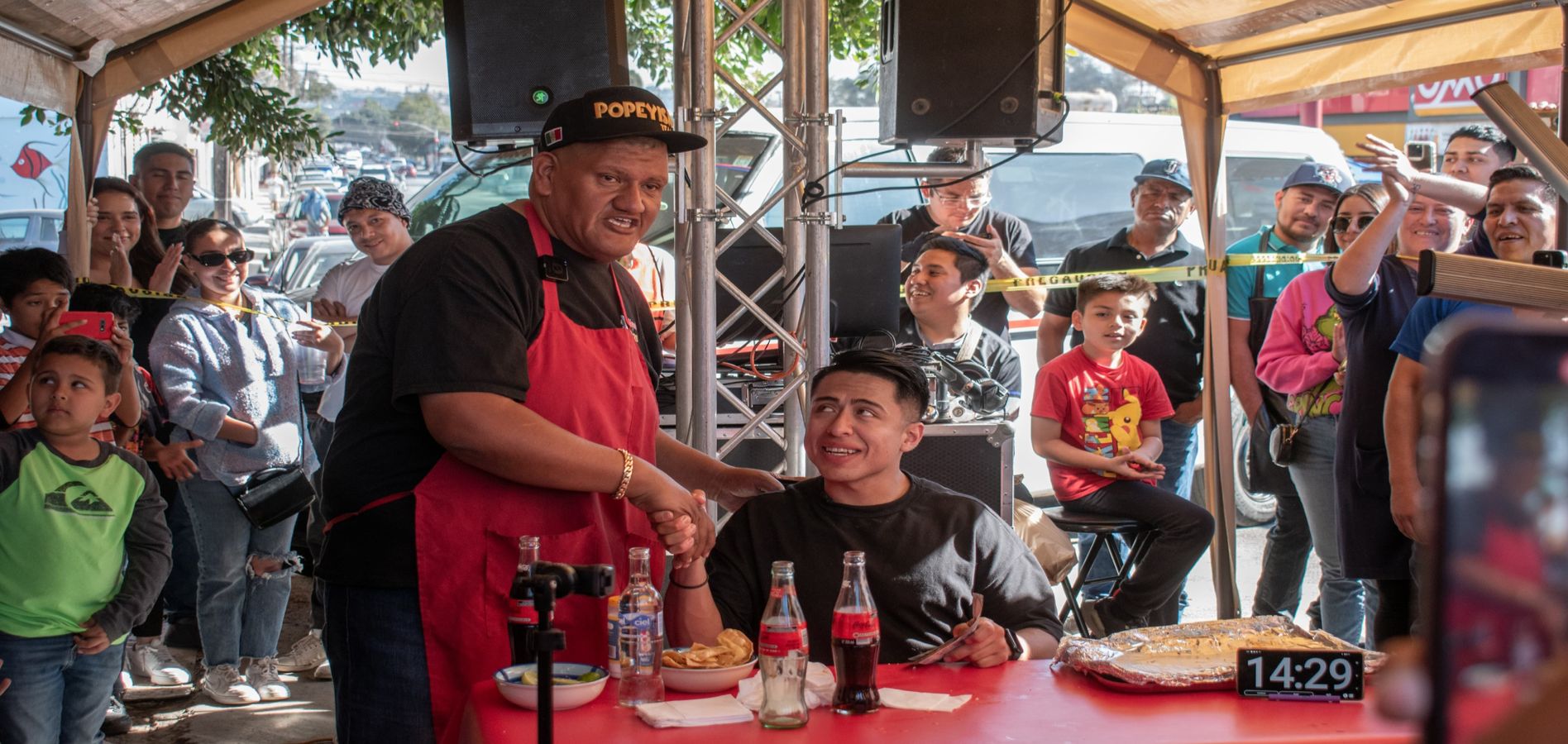 Youtuber hace 7 retos de comida extrema en Tijuana