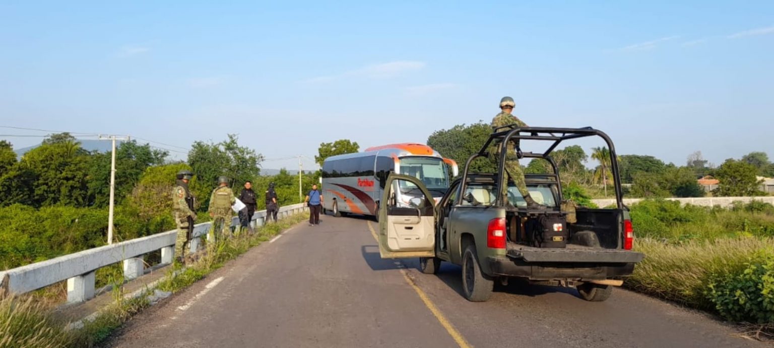 Fuerzas federales y la Guardia Civil de Michoacán liberaron los bloqueos carreteros en Buenavista y Apatzingán