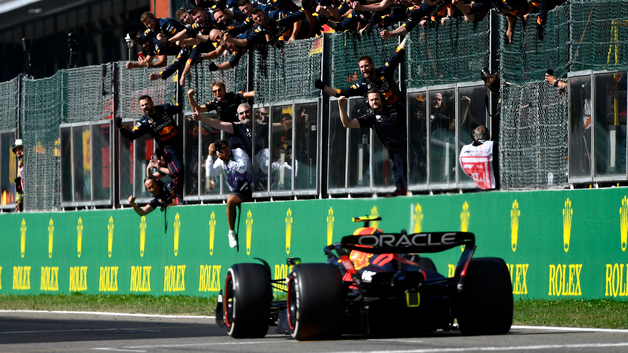 Checo Pérez es recibido por sus compañeros de equipo en el GP de Bélgica. (Foto: Twitter @redbullMEX)