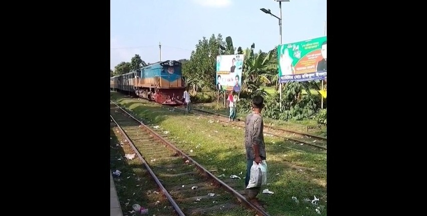 [VIDEO EXPLICITO] Arrolla tren a hombre y ocasiona su muerte: India
