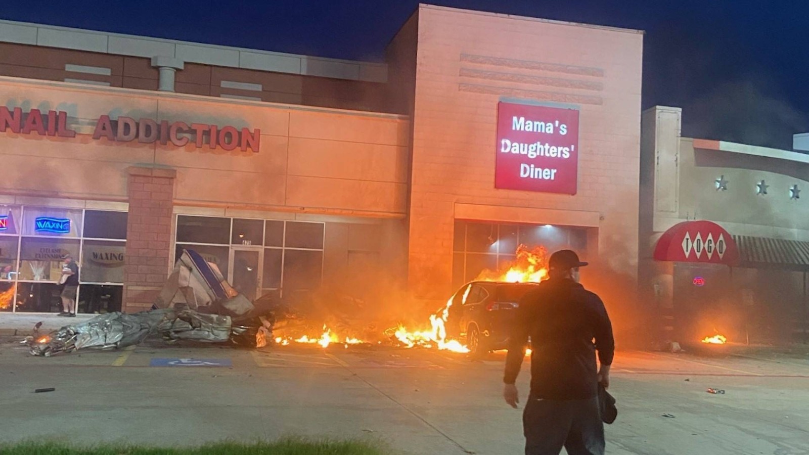 Se estrella avión contra centro comercial: Texas