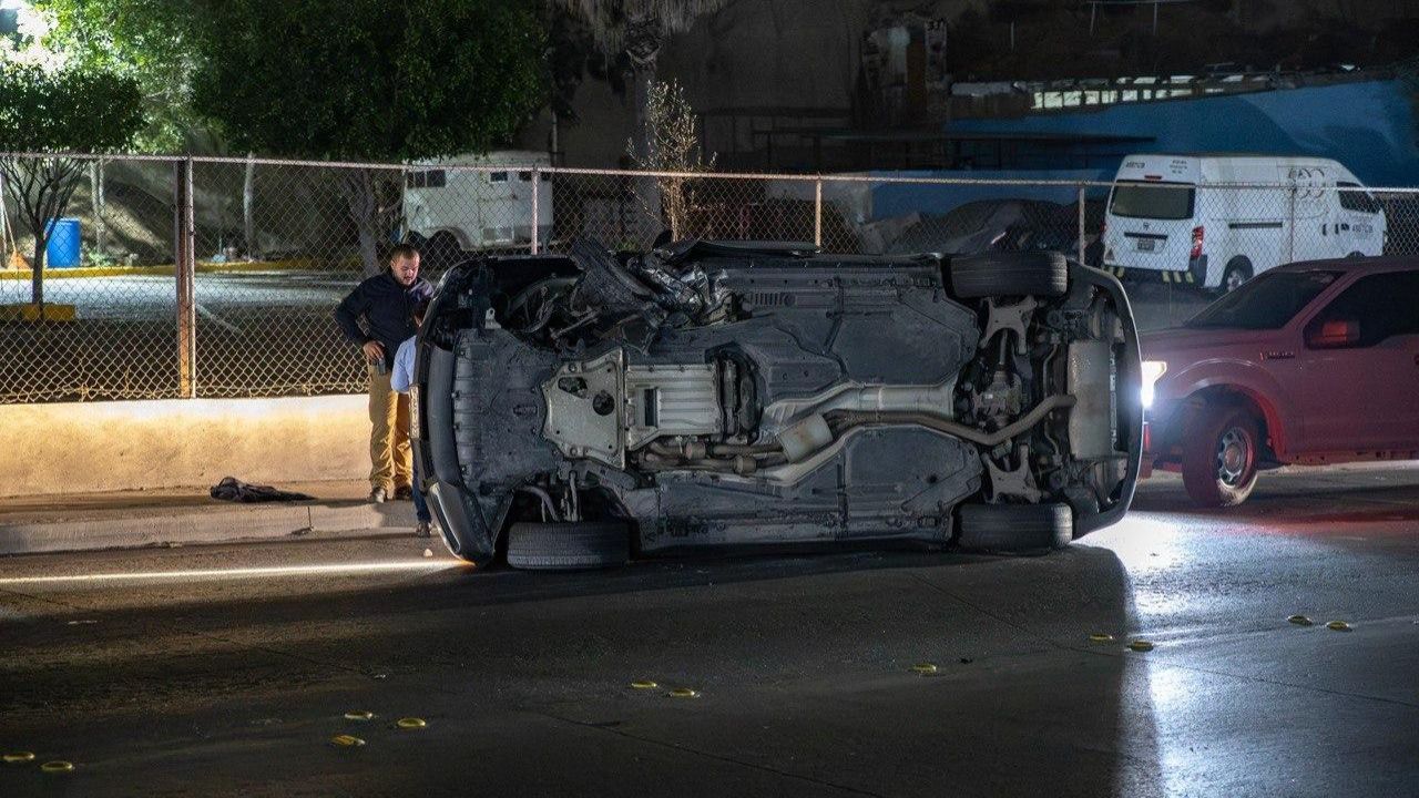 TIJUANA: Vuelca BMW tras chocar contra poste en el bulevar Flamingos
