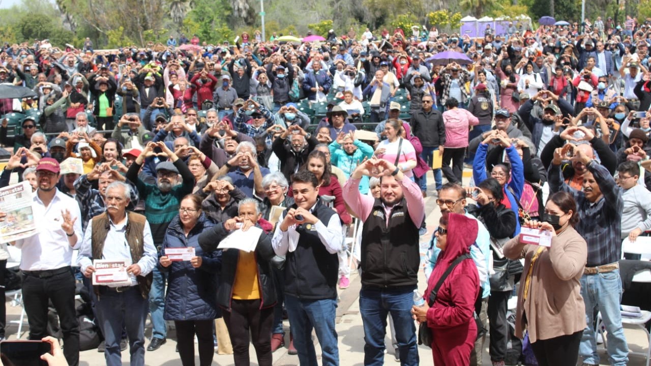 Adultos mayores reciben tarjetas de pensión del bienestar IFOTO: Leslie Gutierrez