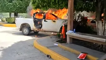 [VIDEO] Incendian Normalistas vehículos y vandalizan Congreso en Guerrero