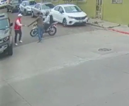 [VÍDEO] Asaltantes en motocicleta asolan a vecinos de Tijuana