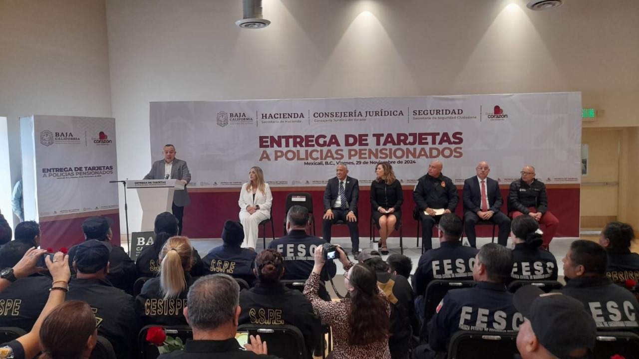 Entregan tarjetas a policías pensionados en emotiva ceremonia en Mexicali