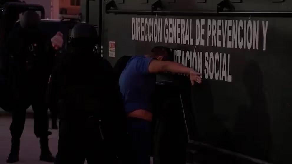 El criminal siendo arrestado por elementos de la Secretaría de Seguridad Pública del Estado IFOTO: Web