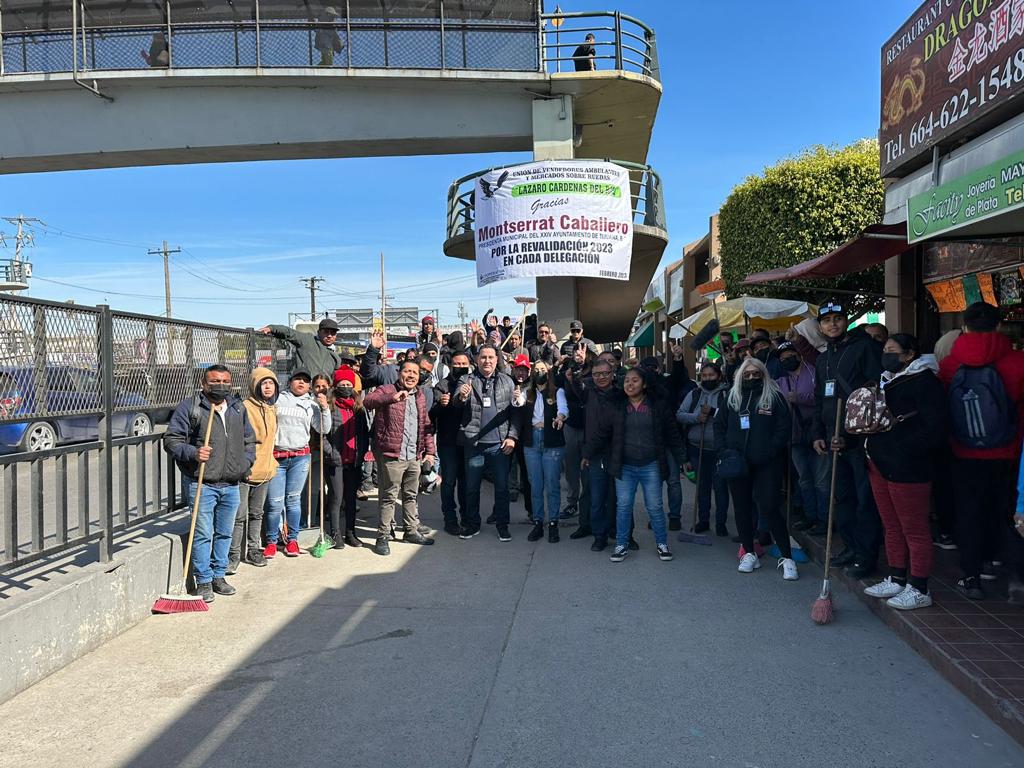 Vendedores limpian las banquetas de Las Brisas a la 5 y 10