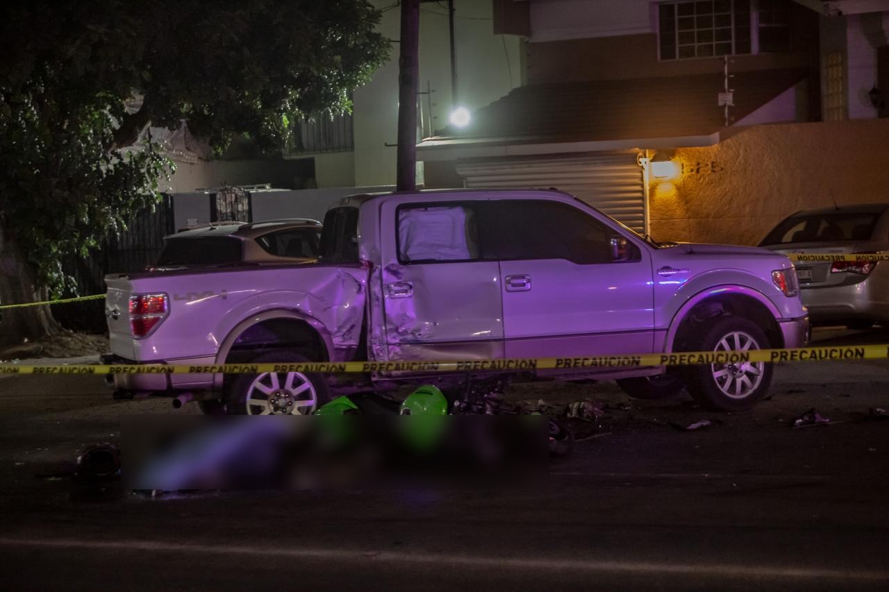 [VIDEO] Pierde la vida motociclista tras chocar con pickup