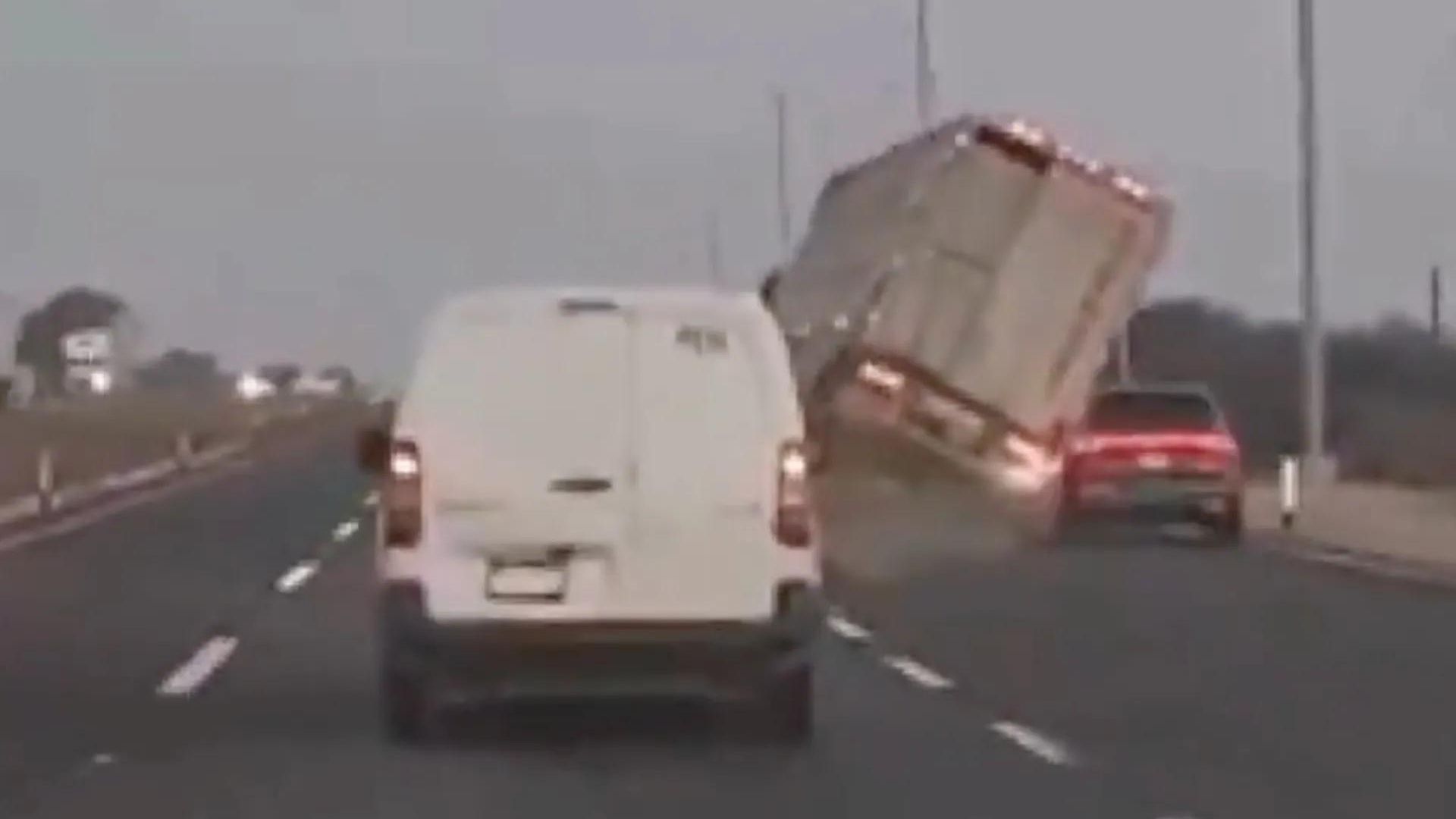 Por peleonero, trailero se vuelca a media carretera