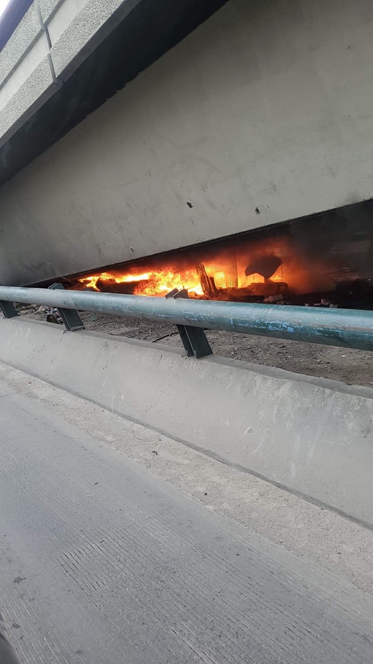 Indigentes causan incendio en puente de la 5y10