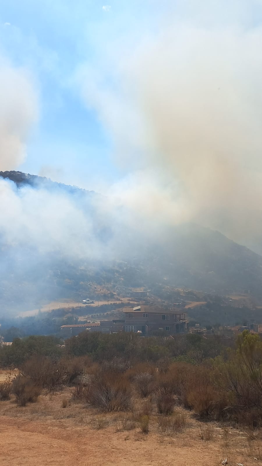 Evacuan a familias por incendio