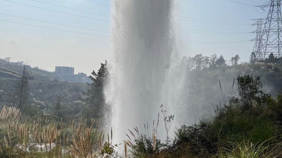 Vecinos escucharon un fuerte estruendo y reportaron que el agua ingresó a sus casas, durante la media noche del jueves.