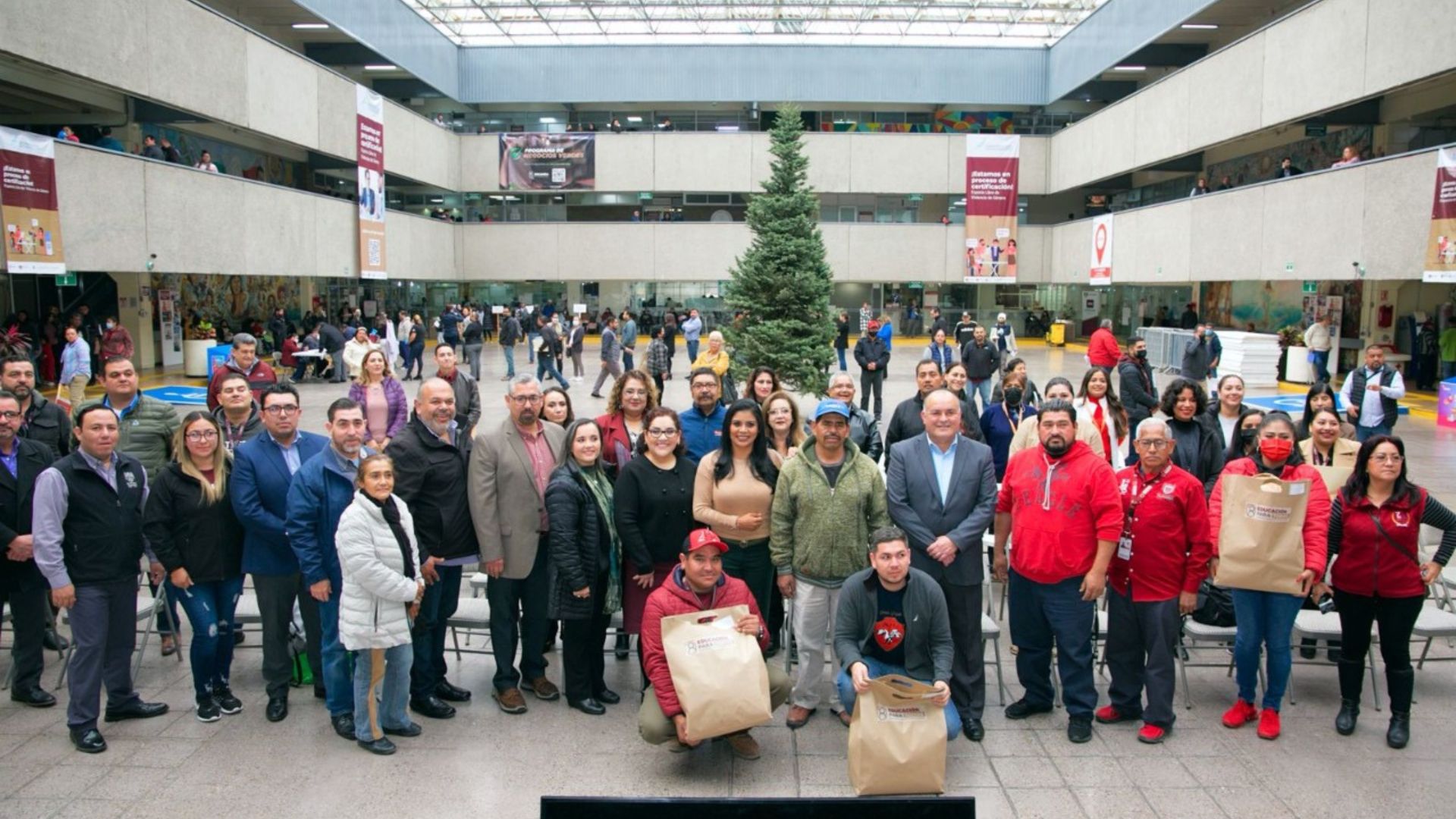 Entregan uniformes a personal de la educación en Tijuana