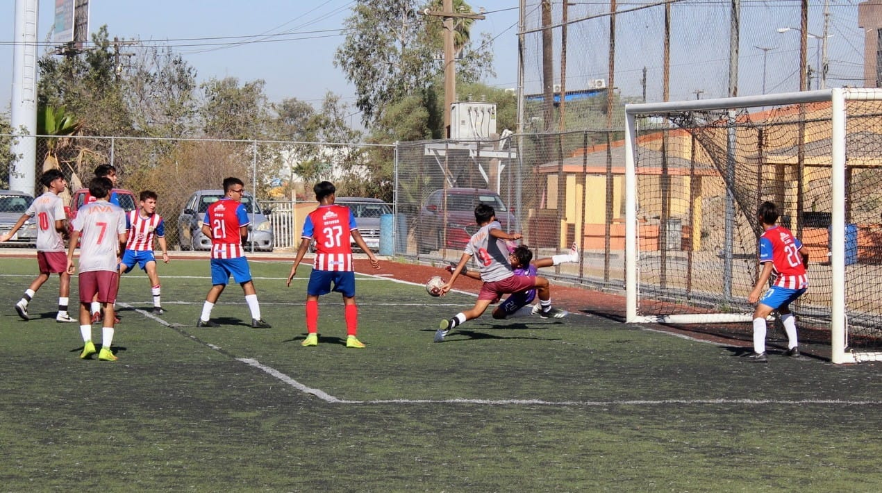 Grandes acciones como esta atajada se dieron en la Final de Copa de la Liga Menor de Tijuana. (Foto: Jaime)