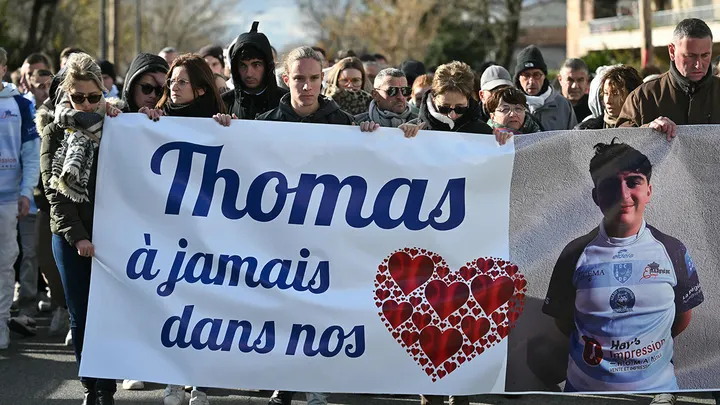 Manifestantes exigiendo justicia para el adolescente apuñalado, Thomas, en las calles de Francia IFOTO: Oliver Chassignolle/AFP