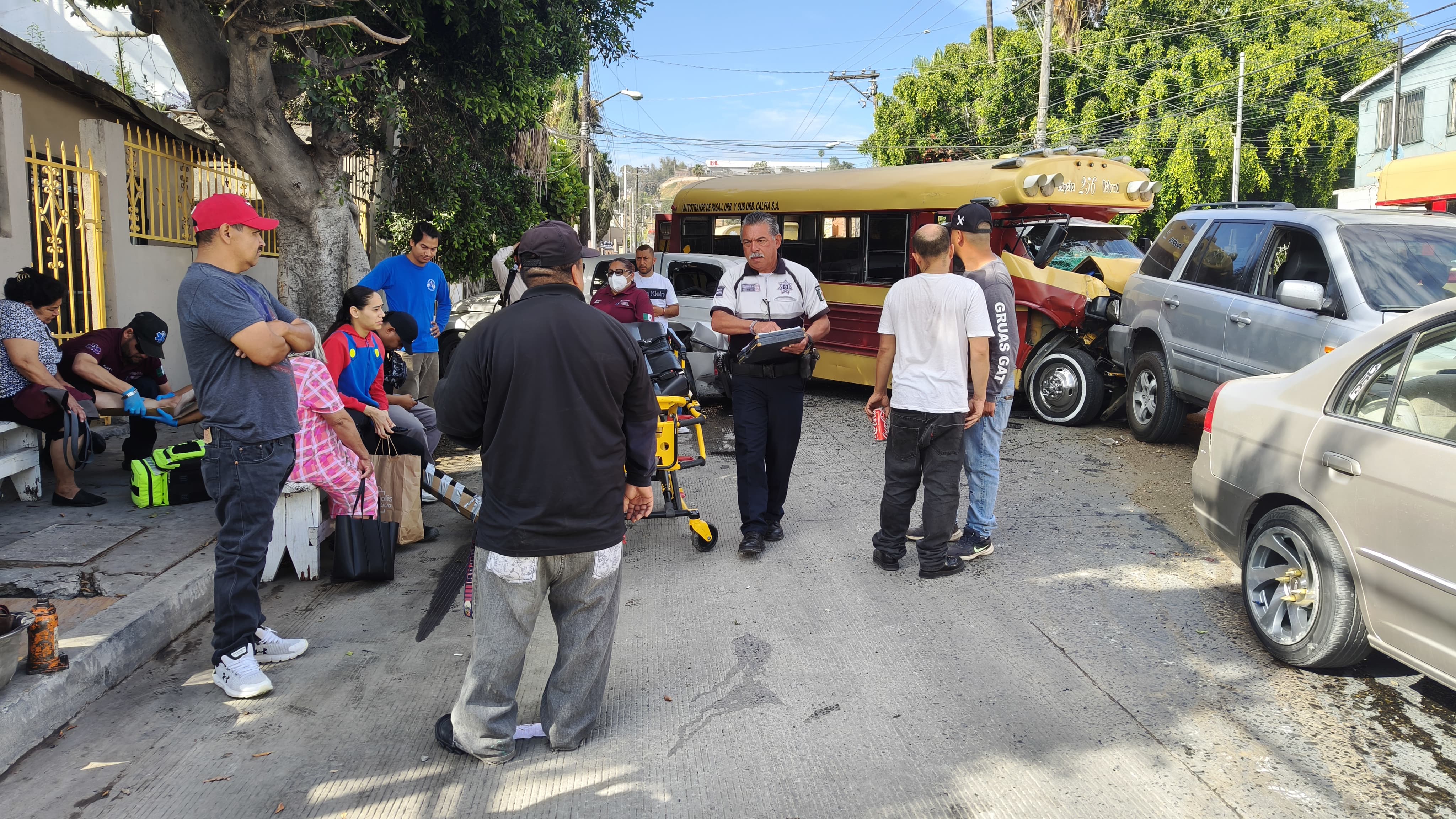 [VIDEO] Registran fuerte carambola entre calafias y vehículos en Tijuana