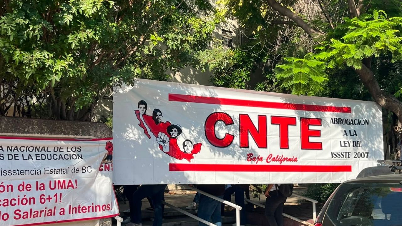 Docentes de Baja California inician paro por adeudos millonarios y rechazo a nuevo reglamento escolar