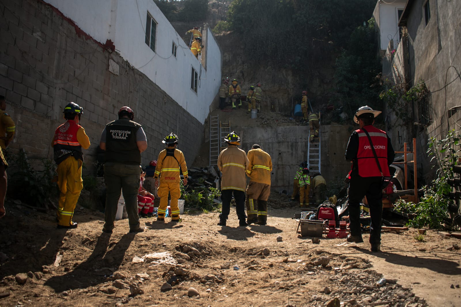 Rescatan a trabajador atrapado bajo un deslizamiento de tierra en la colonia Niños Héroes