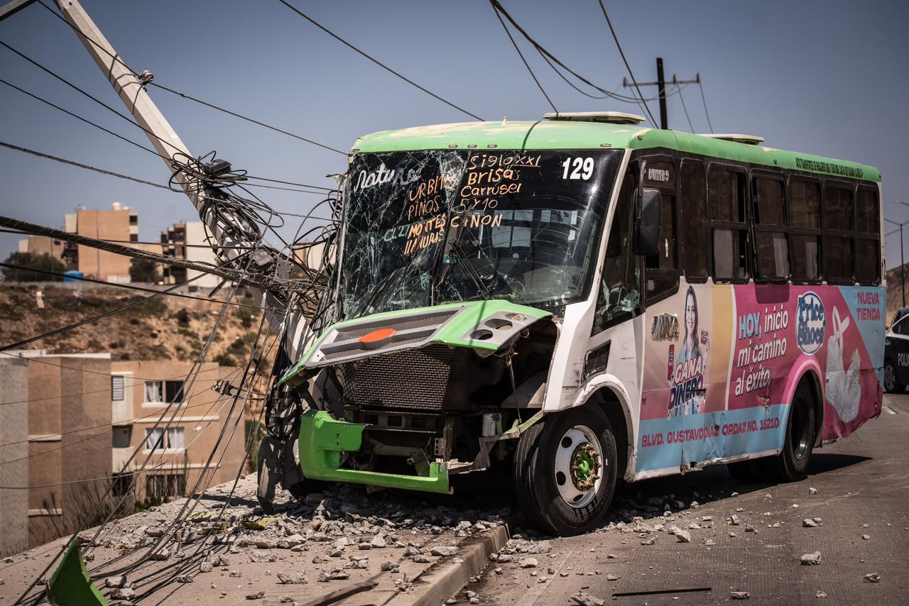 TIJUANA: Camión de transporte choca y derriba poste de CFE en Natura; hay dos lesionados
