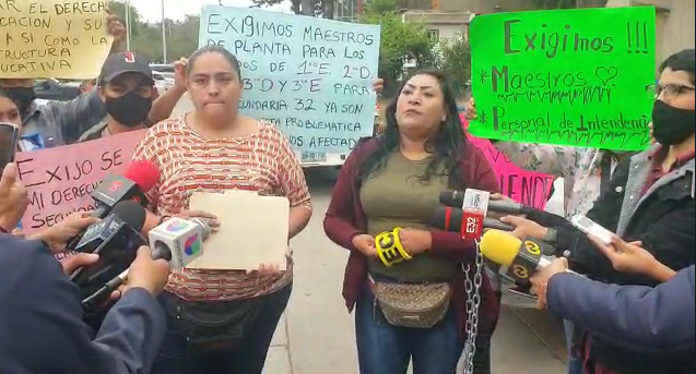 PADRES DE FAMILIA EN PROTESTA POR FALTA DE MAESTROS  I FOTO: CORTESÍA