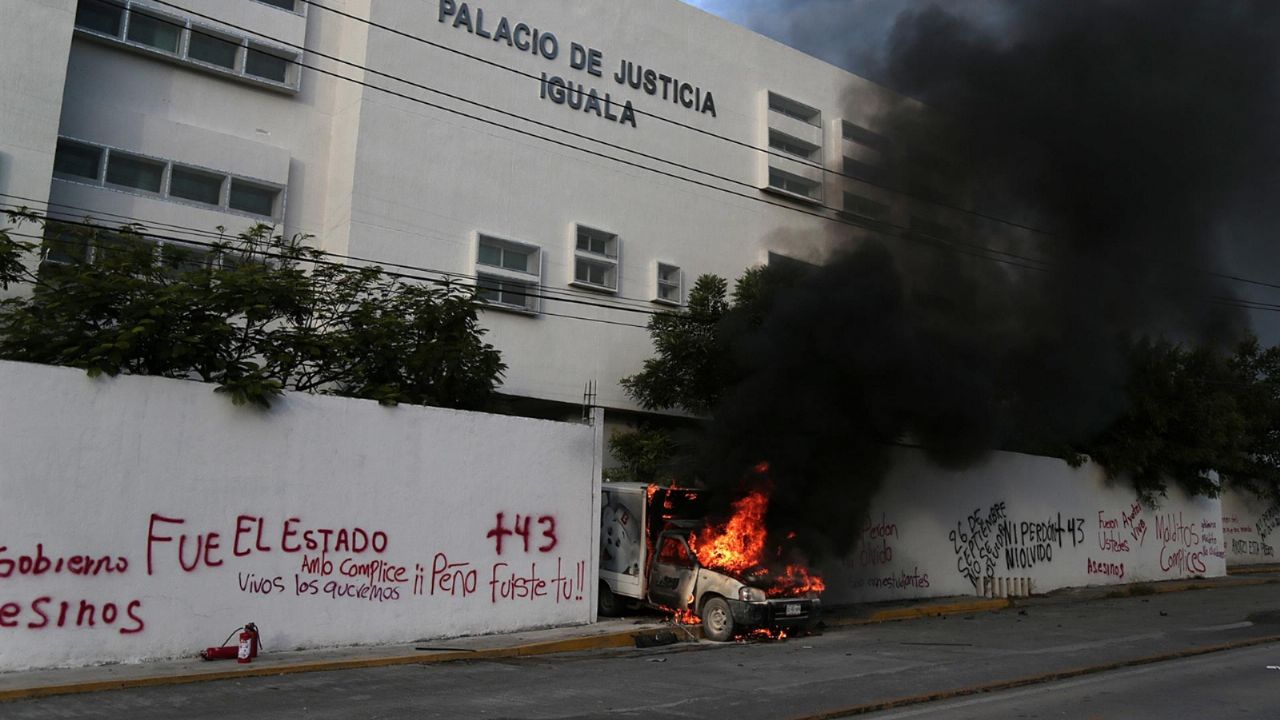 Normalistas incendian camiones en Guerrero