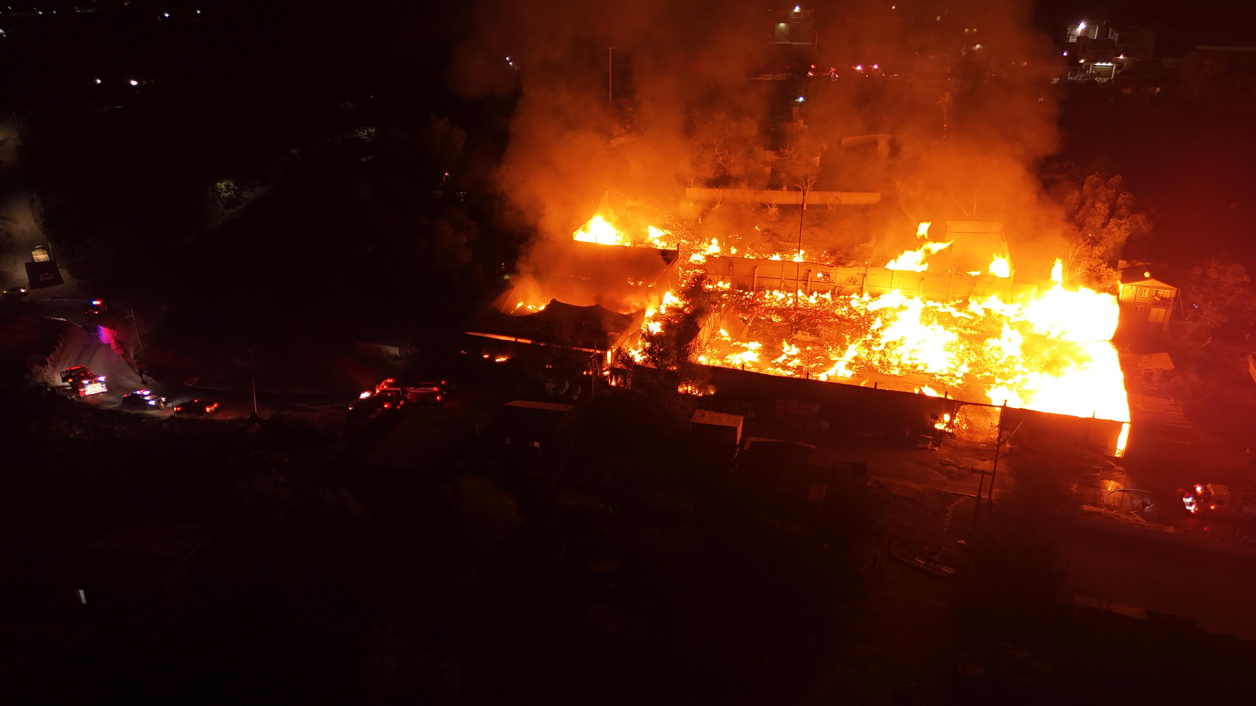 Consume incendio empresa tarimera en Tijuana