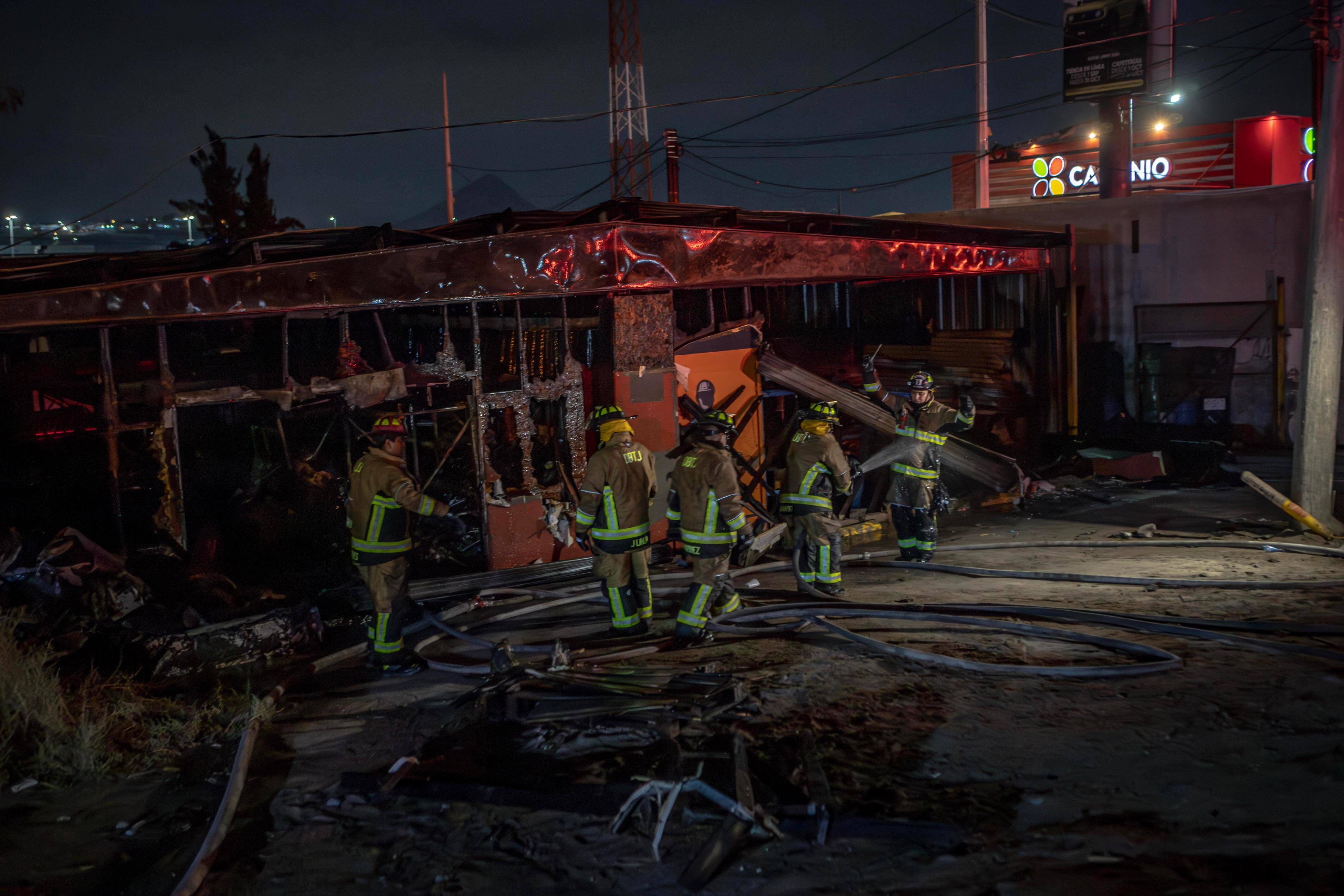 Incendio en ferretería; más de 40 bomberos atendieron el siniestro