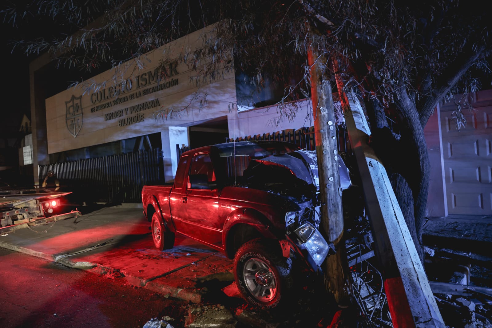 [GALERÍA] Choca automóvil contra un poste y provoca apagón: Mexicali