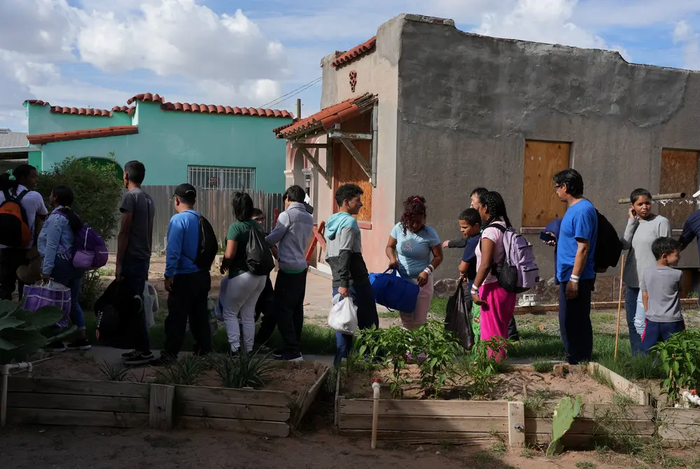 Migrantes venezolanos esperando para subir a un autobús rumbo a Nueva York en el Centro de los Trabajadores Agrícolas Fronterizos, en El Paso IFOTO: Paul Ratje/Reuters