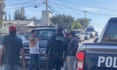 En Tijuana un policía municipal fue sometido por un ciudadano IFOTO: Redes sociales