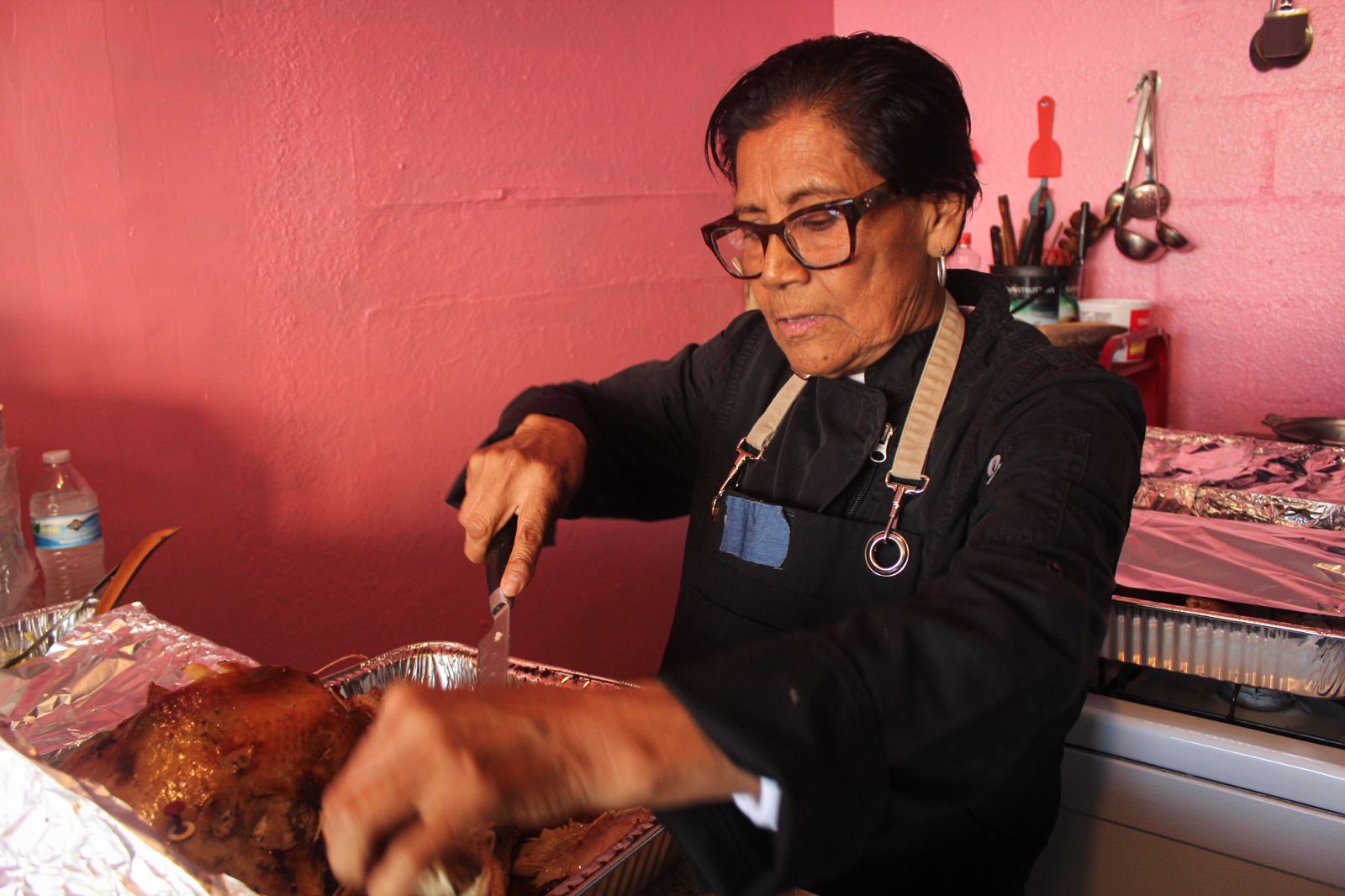 Deportados en Tijuana disfrutan de una comida calientita para celebrar Thanksgiving