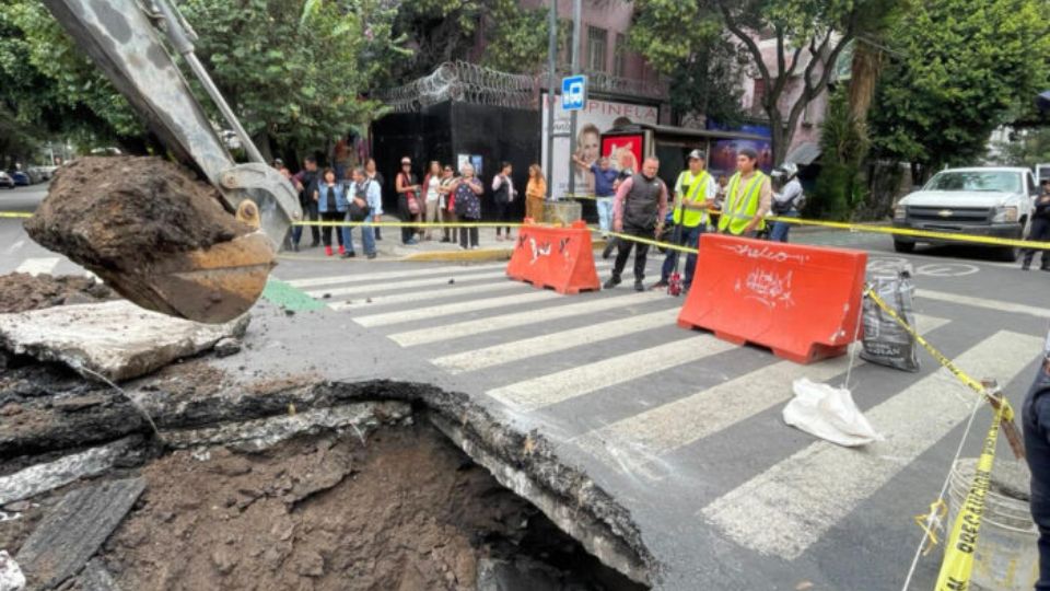 Aparece socavón en la Roma