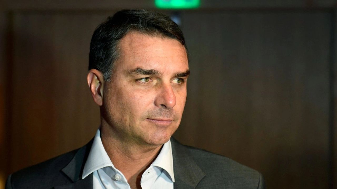 Flávio Bolsonaro aventaja a Lula en primera vuelta y fuerza balotaje en Brasil