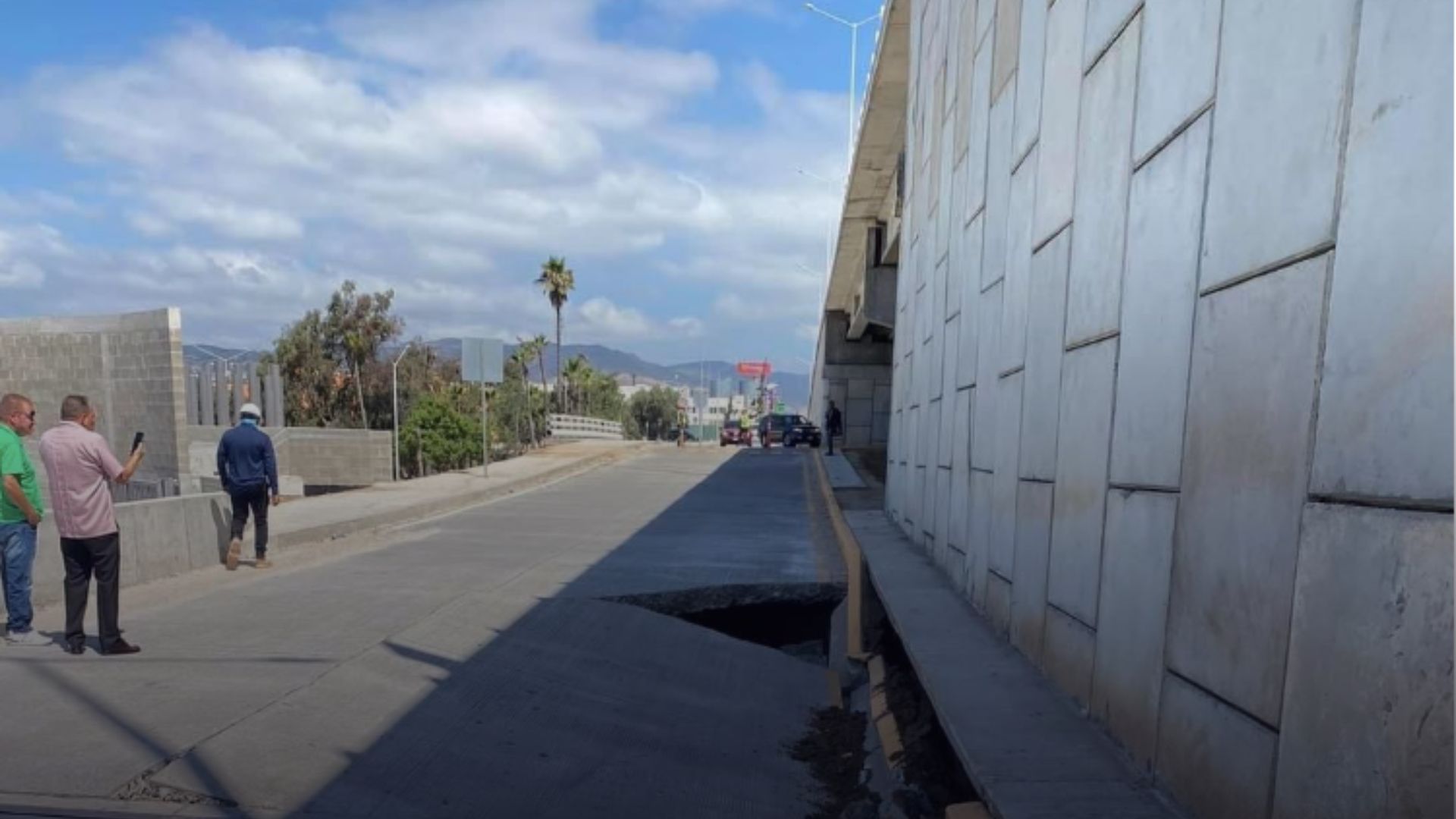 Aparece socavón en puente nuevo ‘’El Gallo’’ en Ensenada