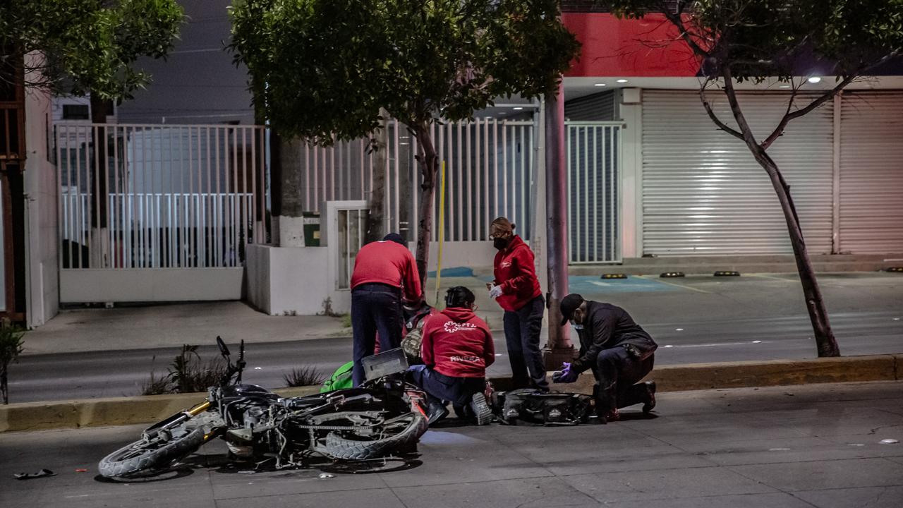 [VIDEO] Atropellan a motociclista repartidor en bulevar Agua Caliente