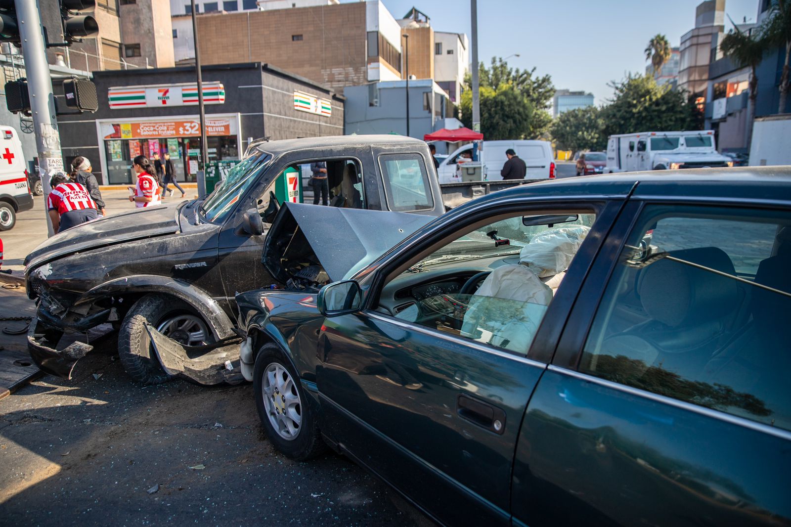 [VIDEO] Se pasa un semáforo y provoca accidente: Tijuana