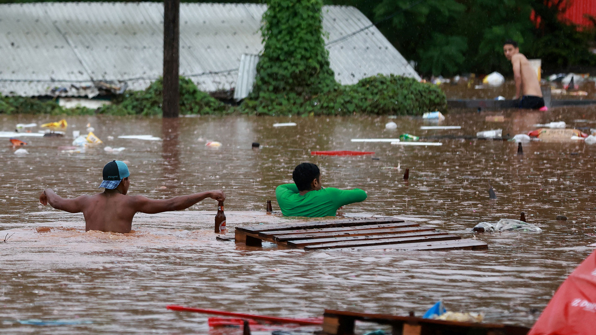 Al menos 37 muertos y 74 desaparecidos tras fuertes lluvias: Brasil