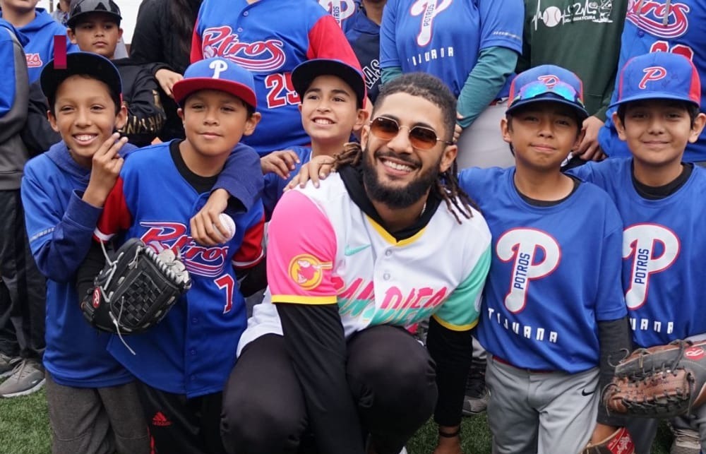 Tatís Jr. convive con más de 200 niños beisbolistas en Tijuana