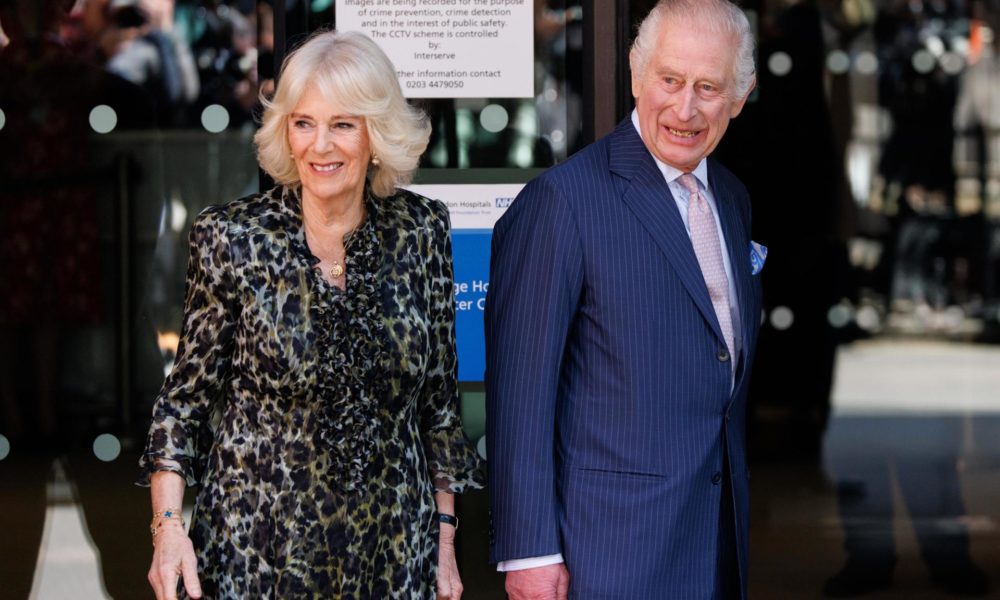 Carlos III visita un centro contra el cáncer en su primer compromiso público desde febrero
