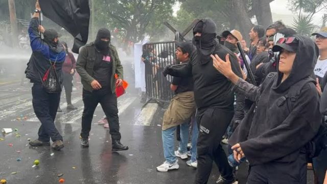 Protesta por agua contaminada en Guadalajara deja 39 detenidos y 28 policías heridos
