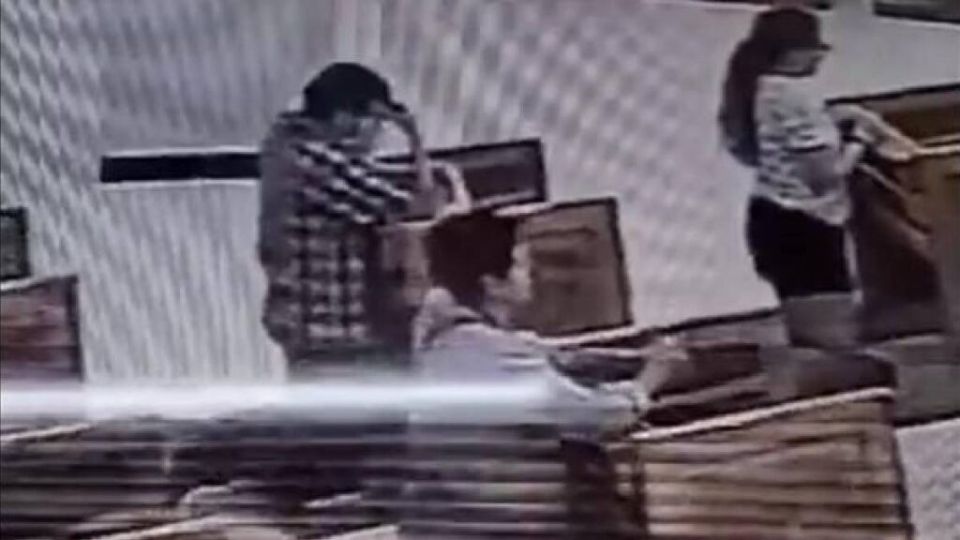 [VIDEO] Ladrón aprovecha que están rezando para robar